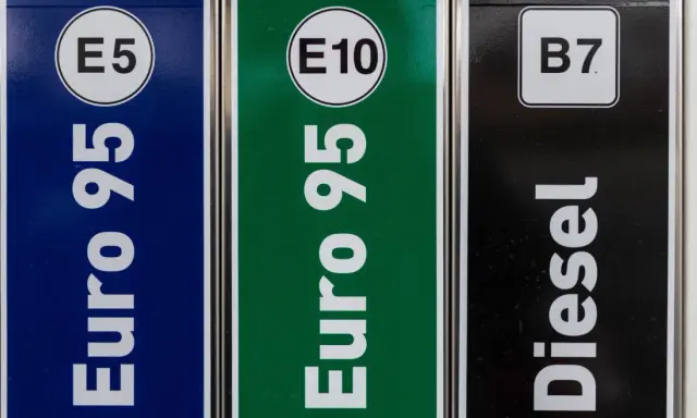 Trzy dystrybutory paliwa: Eurosuper 95 E5, Eurosuper 95 E10 i Diesel B7. Etylina E10 to nowsza opcja.