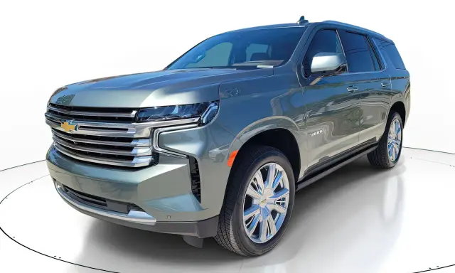 Nowy, szary Chevrolet Tahoe prezentuje się imponująco na białym tle.