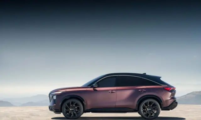 Eleganckie, bordowe infiniti auto z czarnym dachem na tle górskiego krajobrazu.