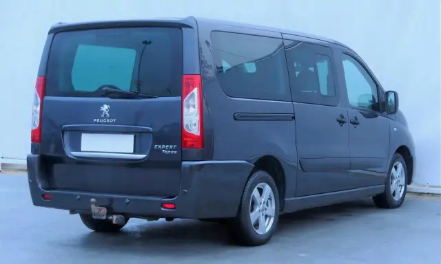 Ciemnoszary Peugeot Expert 2.0 HDI Tepee z hakiem holowniczym, widok z tyłu i boku.