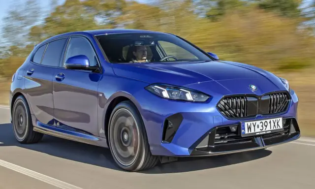 Niebieskie BMW serii 1 (f21) w ruchu, z kierowcą za kierownicą.