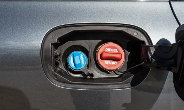 Dwa korki wlewu paliwa: czerwony z napisem DIESEL i niebieski z napisem AdBlue. Wiesz już, adblue co to jest?