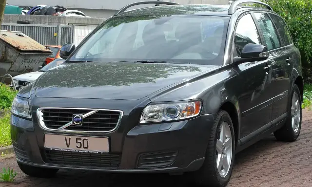 Ciemnoszary Volvo V50 1.6 diesel na parkingu.