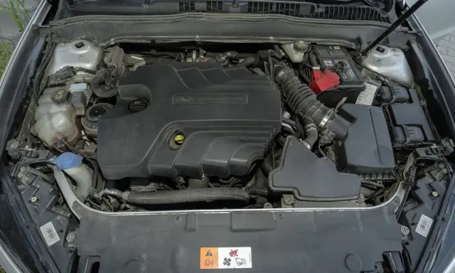 Silnik Duratorq 2.0 TDCI w Fordzie Mondeo MK5. Widoczny akumulator, filtry i elementy układu dolotowego.