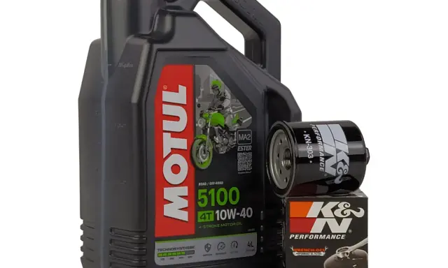 Czarny kanister oleju Motul 5100 10W-40 i filtr oleju K&N KN-303.
