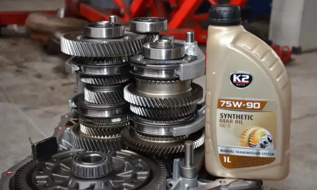 Zestaw kół zębatych skrzyni biegów i butelka oleju ATF K2 75W-90.