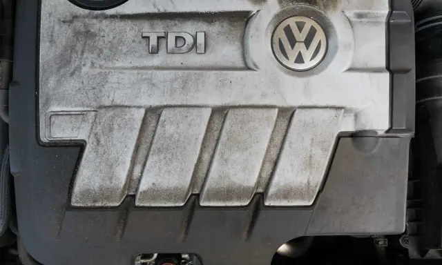 Silnik TDI 1.9 105 KM Volkswagena, pokryty kurzem i brudem, z widocznym logo TDI i VW.