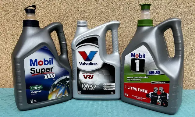 Trzy butelki oleju silnikowego: Mobil Super 1000, Valvoline VR1 i Mobil 1. Idealne do Twojego samochodu, czy to benzyna, czy olej napędowy.