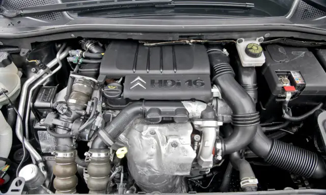 Silnik 1.6 HDI z widocznym logo Citroen. Widać turbosprężarkę, przewody i elementy układu dolotowego.