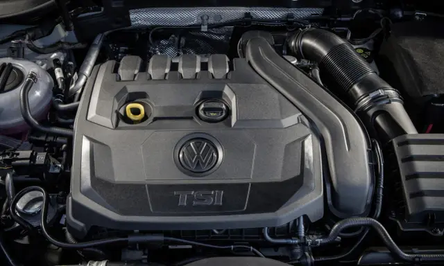 Silnik ea211 Volkswagena z napisem TSI. Widoczny jest czarny plastikowy kolektor dolotowy i elementy układu chłodzenia.