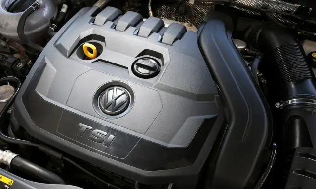 Silnik 1.5 TSI Volkswagena z widocznym logo i napisem TSI.
