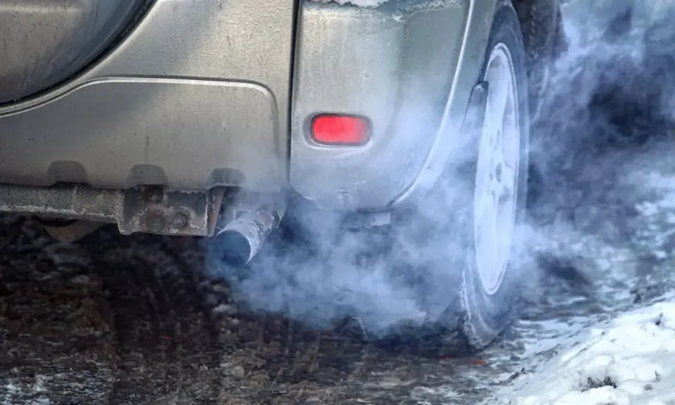 Zimowy poranek, a z rury wydechowej wydobywa się gęsty dym. Ten diesel kopci na czarno, wskazując na problemy z silnikiem lub paliwem.