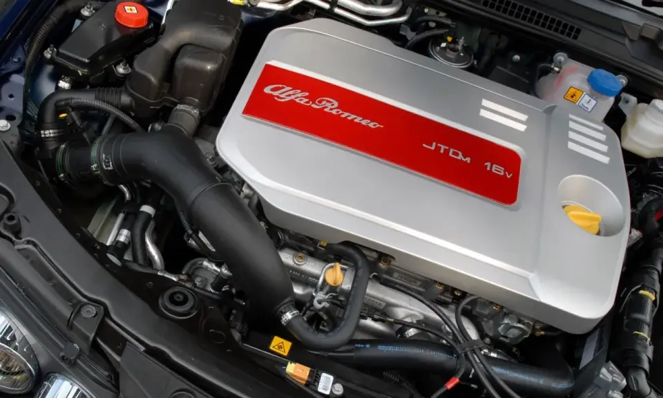 Silnik Alfa Romeo 1.9 JTD 16v, czysty i zadbany, gotowy do pracy.