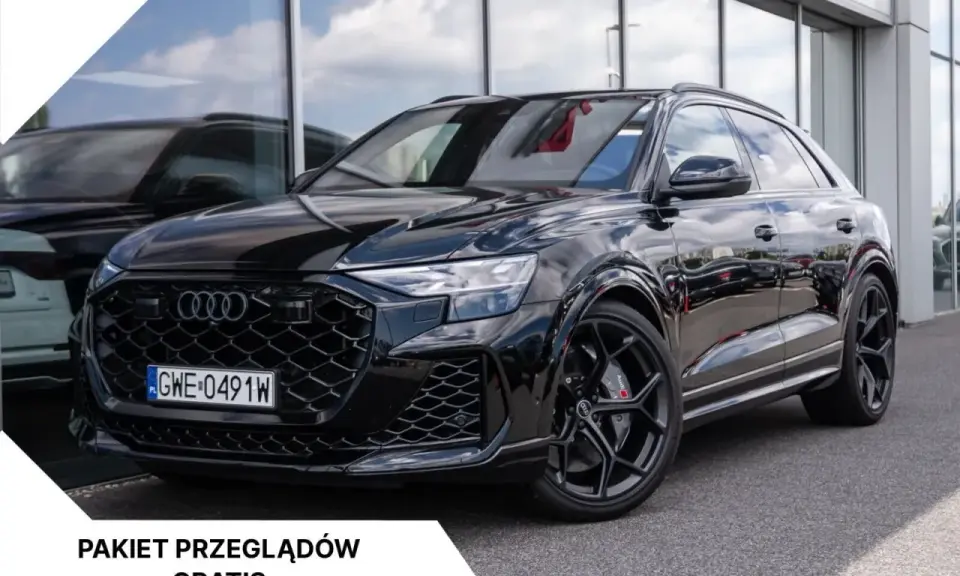 Czarny Audi RSQ8 lśni na tle salonu. Pakiet przeglądów gratis.