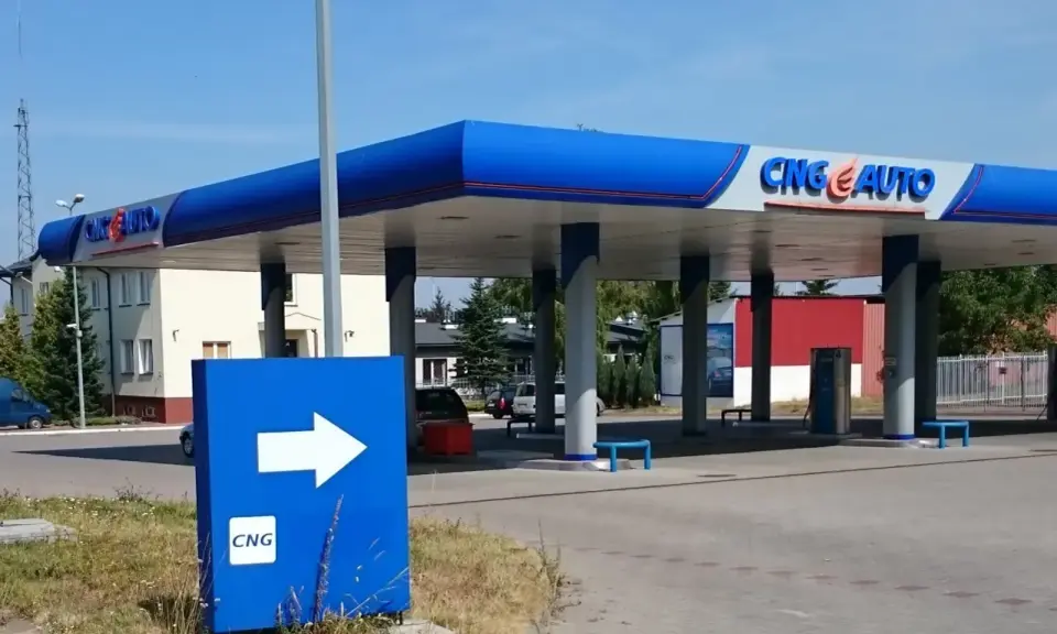 Gdzie zatankować CNG w Polsce? Mapa, ceny, oszczędności do 30%