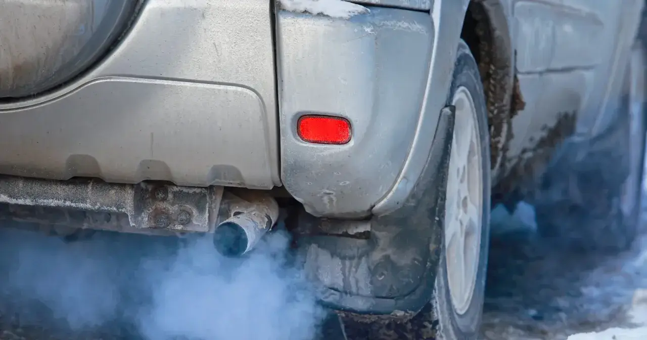 Z rury wydechowej wydobywa się biały dym, co sugeruje, że ten rozbiegany diesel pracuje na zimnie.