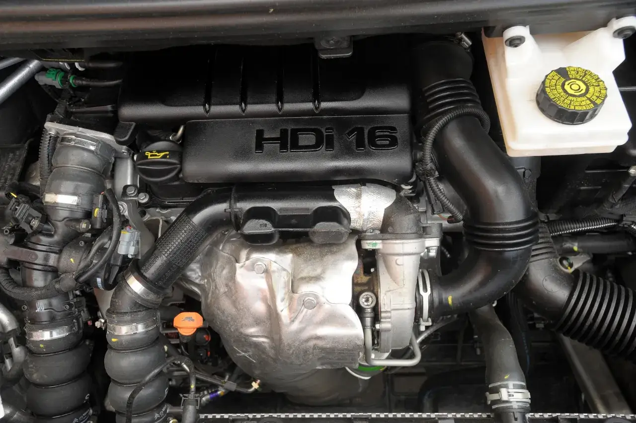 Silnik 1.6 HDi w Peugeot 3008, widok z bliska na turbosprężarkę i elementy układu dolotowego.