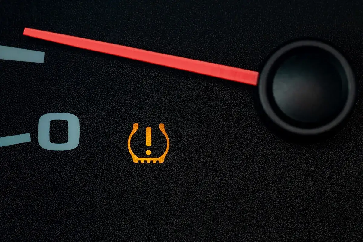 Kontrolka TPMS co to? Oznacza niski poziom ciśnienia w oponach. Czas sprawdzić opony!