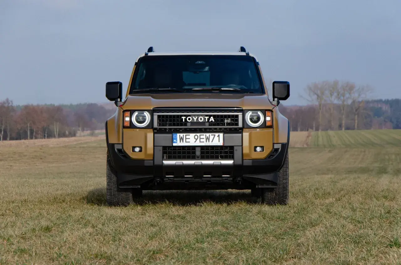 Nowy Toyota Land Cruiser 2025 w kolorze złotym, gotowy na przygodę w terenie.