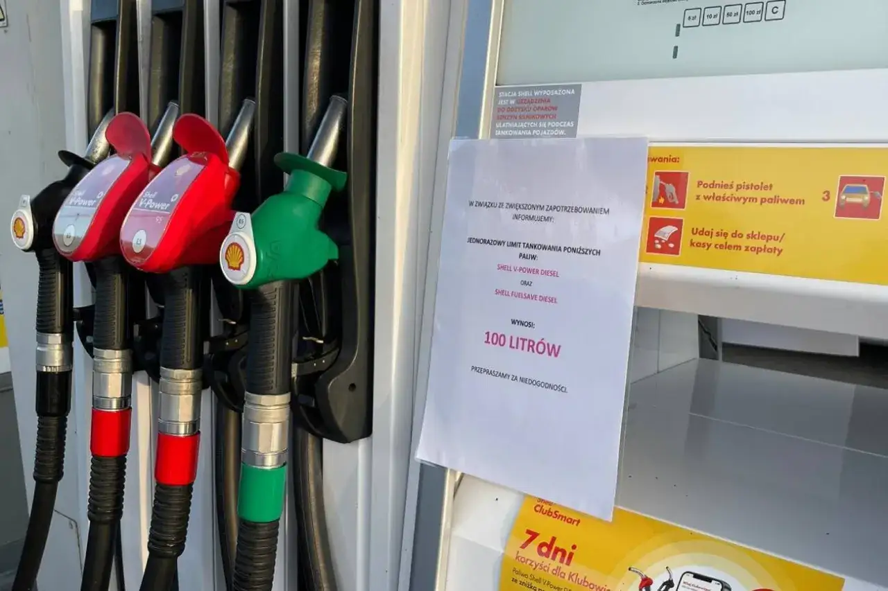 Dozowniki paliwa na stacji Shell, z informacją o limicie tankowania 100 litrów. Ceny paliw dzisiaj mogą być wyższe.