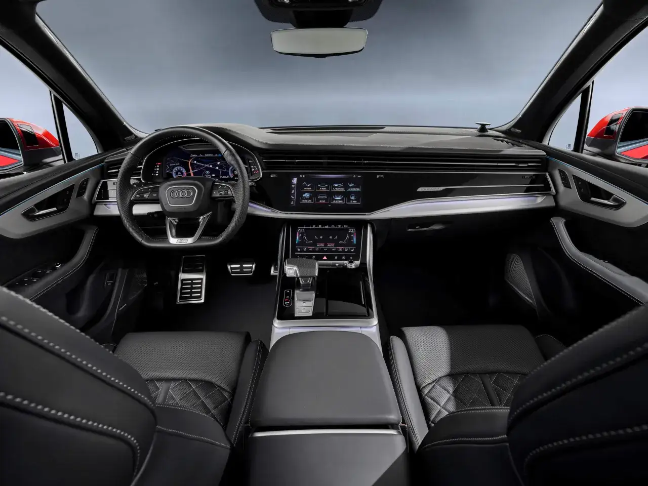 Wnętrze Audi Q7 3.0 TDI: skórzana tapicerka, cyfrowe zegary i ekran dotykowy.