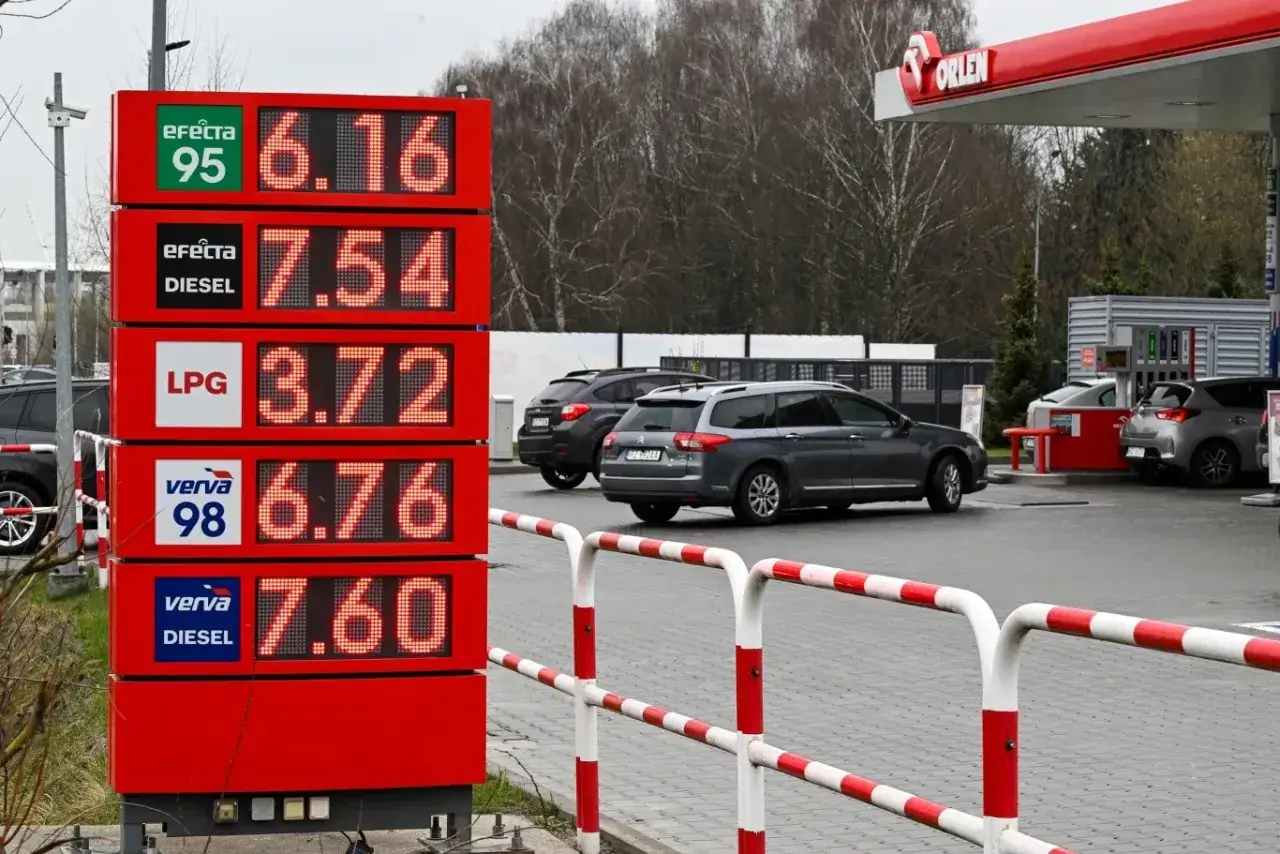Cena diesla na Orlenie: 7,54 zł za litr. Obok widoczne ceny benzyny 95 (6,16 zł) i LPG (3,72 zł).