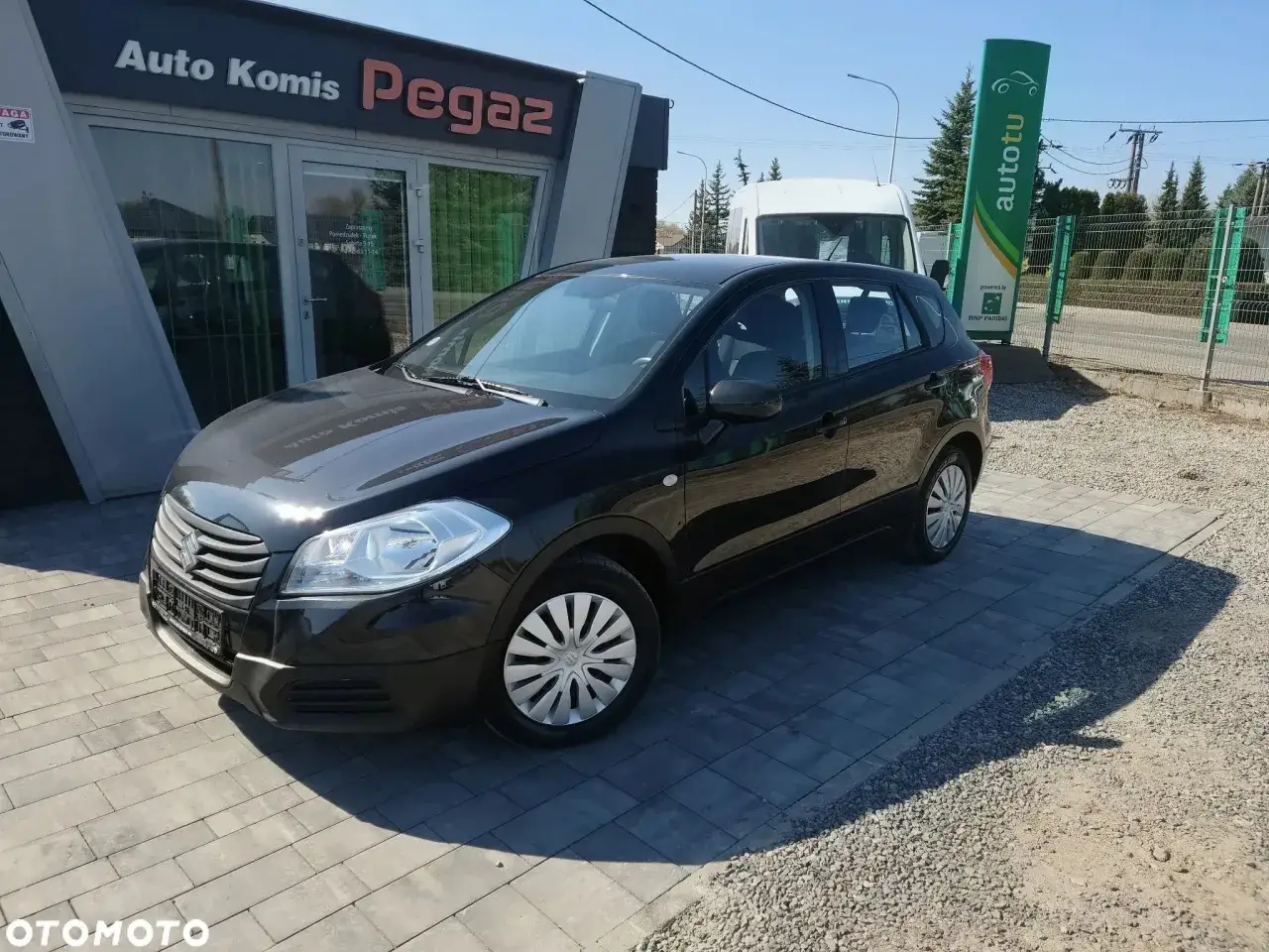Czarny Suzuki SX4 S-Cross na placu komisu. Zastanawiasz się nad jego wadami? Ten egzemplarz czeka na nowego właściciela.