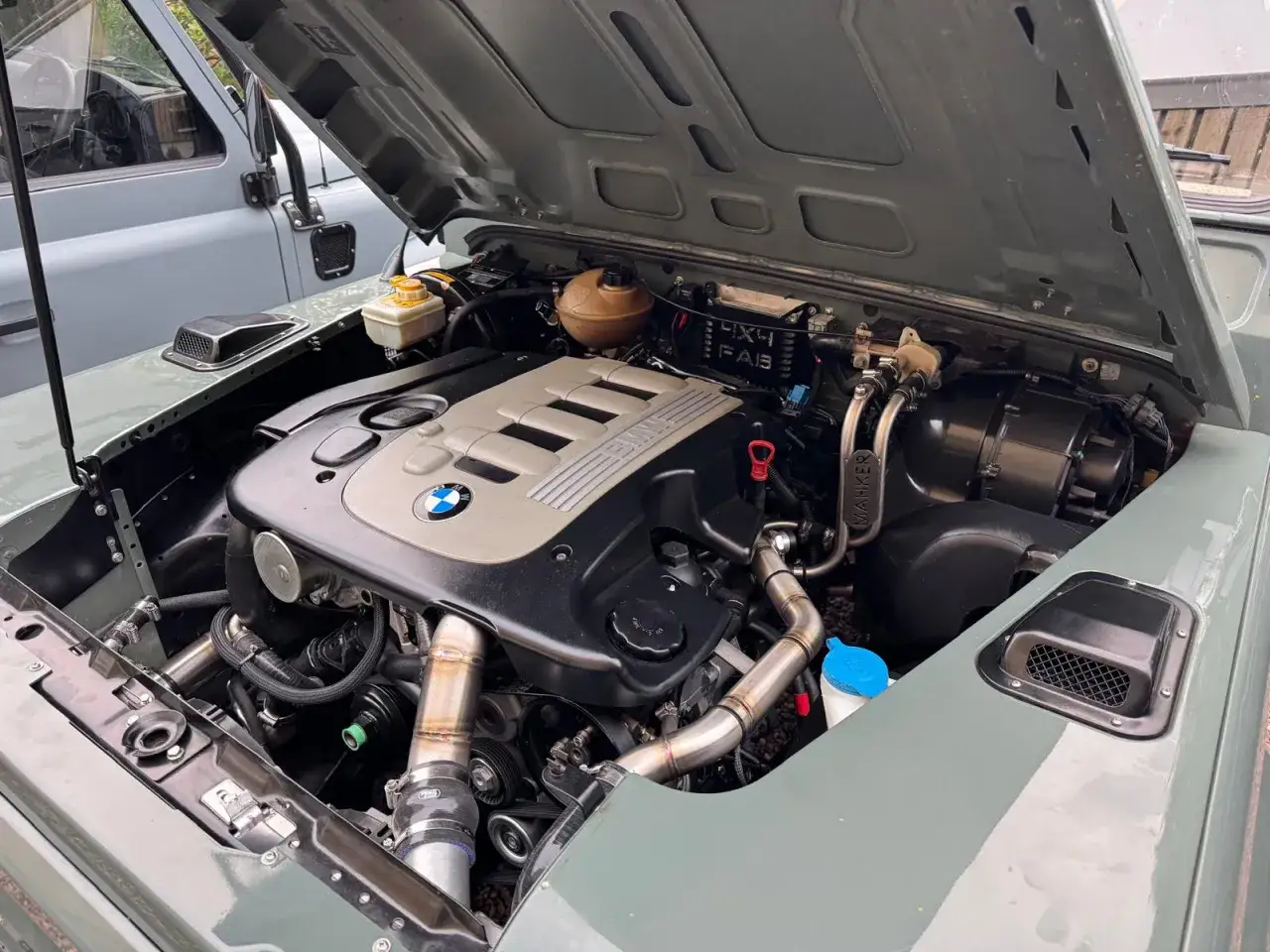 Silnik BMW M57N2 w Land Rover Defenderze. Potężna jednostka napędowa z widocznymi turbosprężarkami i intercoolerem.