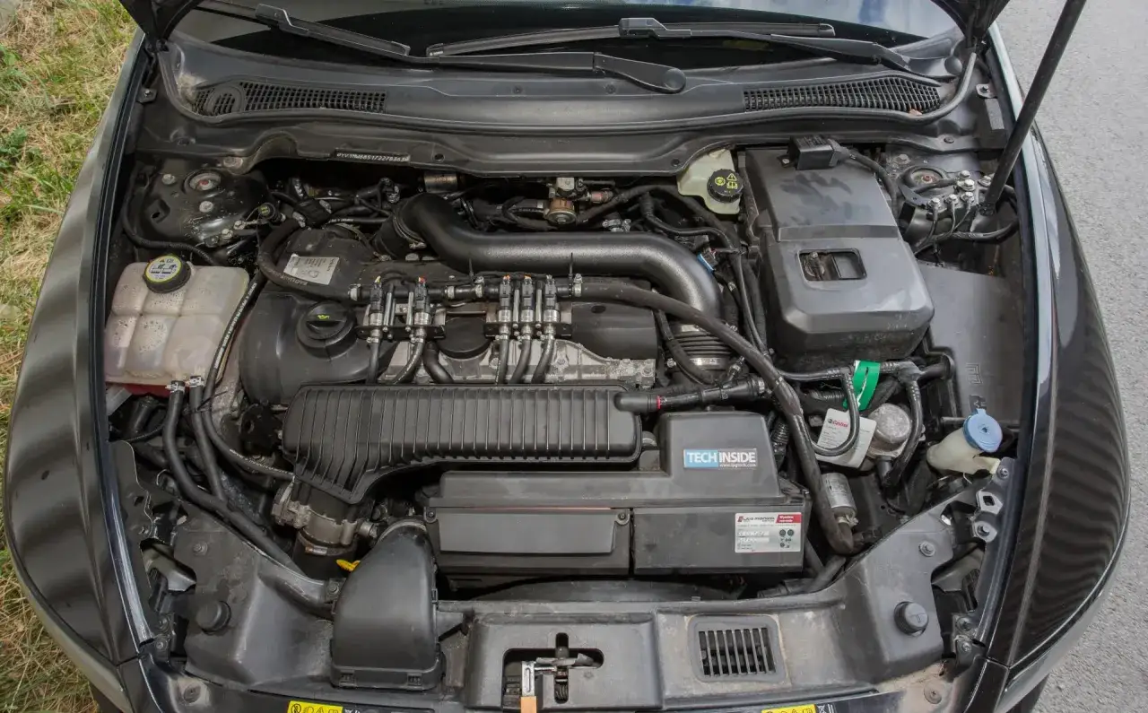 Silnik samochodowy z widocznym systemem wtrysku paliwa i elementami ecoboost.