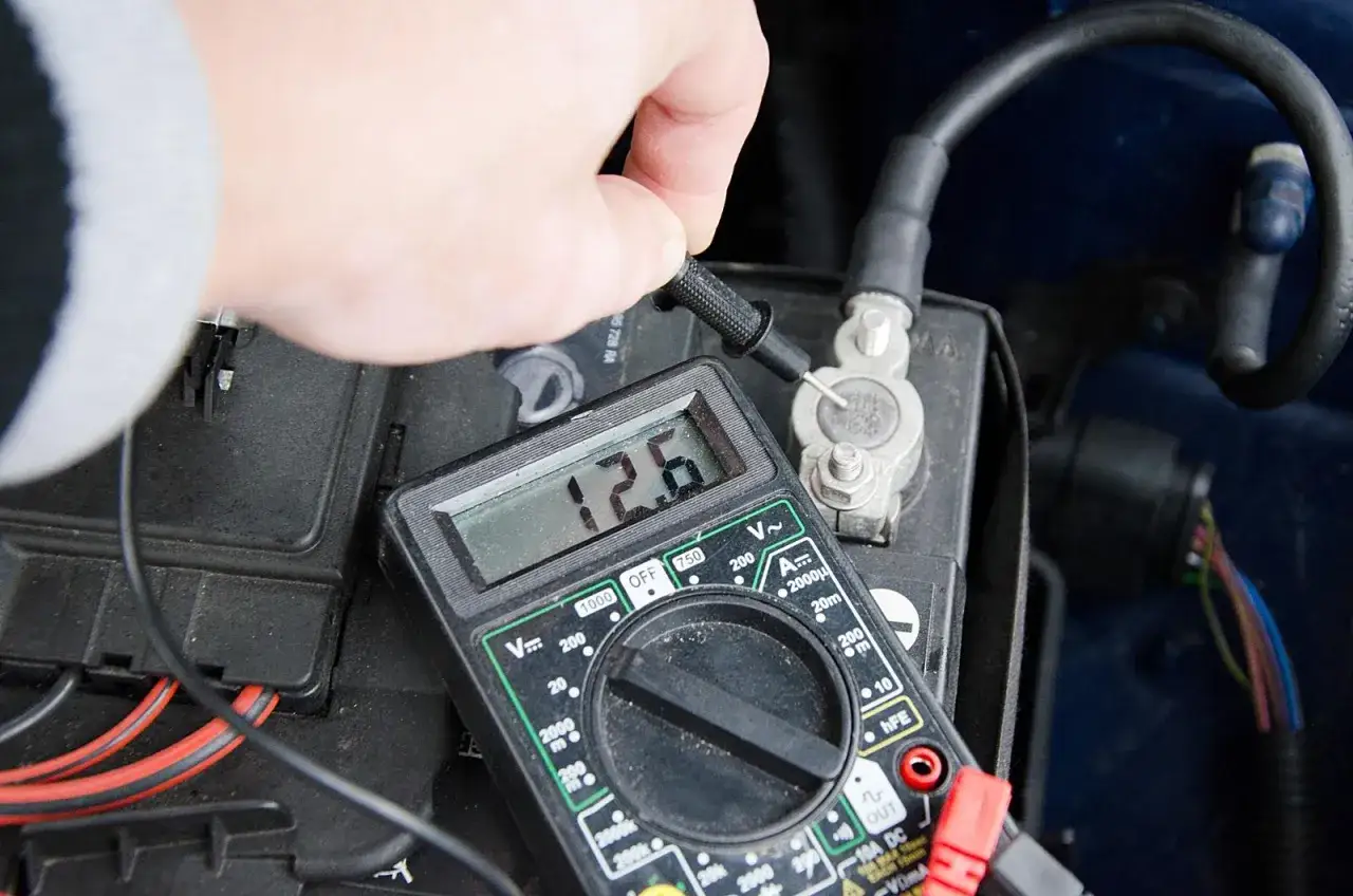 Pomiar napięcia multimetrem pokazuje 12.6V. Tak sprawdzisz akumulator.