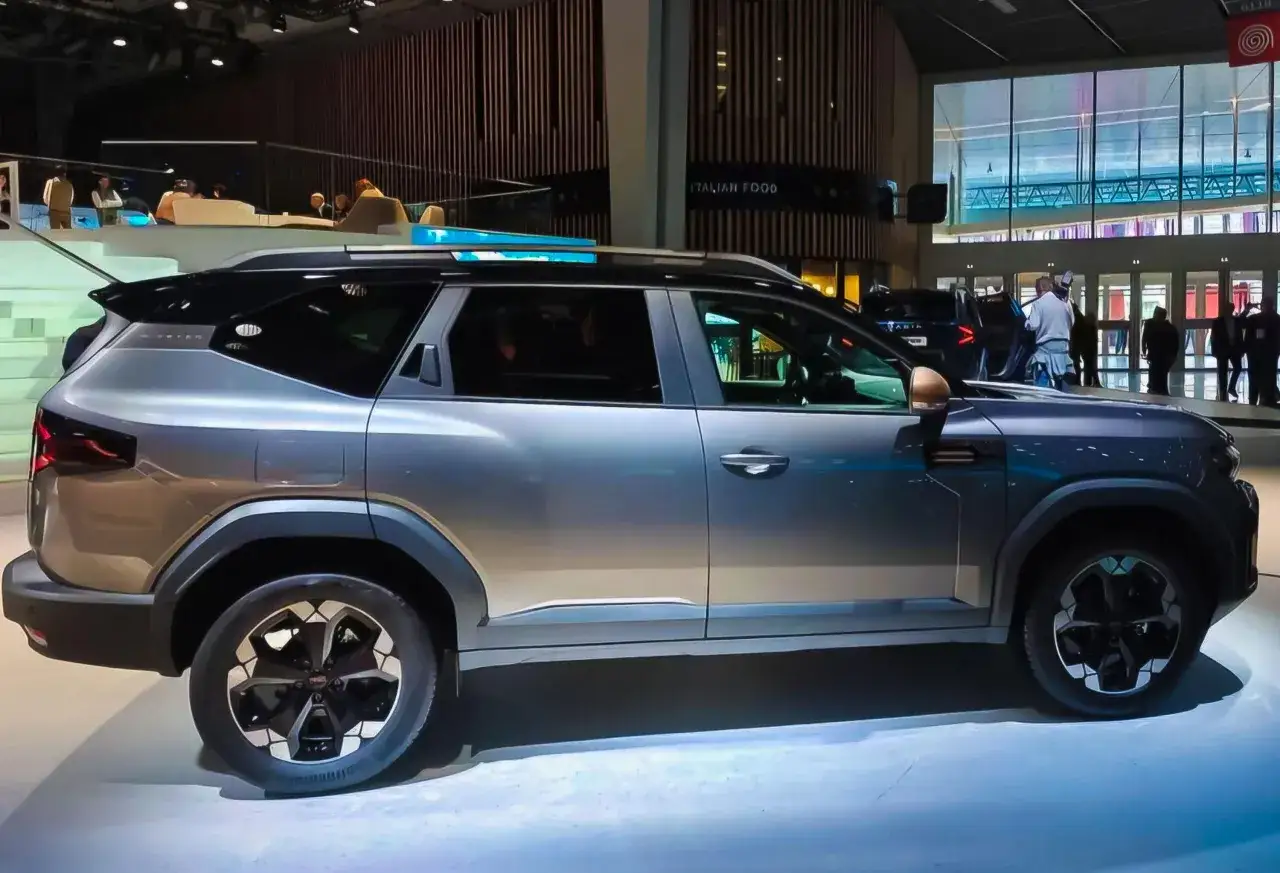 Nowy Dacia Bigster LPG, SUV z nowoczesnym designem, prezentowany na targach.