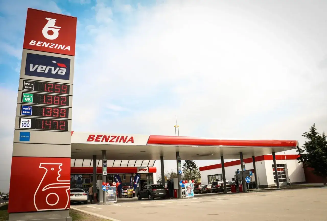 Cena verva diesel na słupie z cenami paliw na stacji benzynowej.