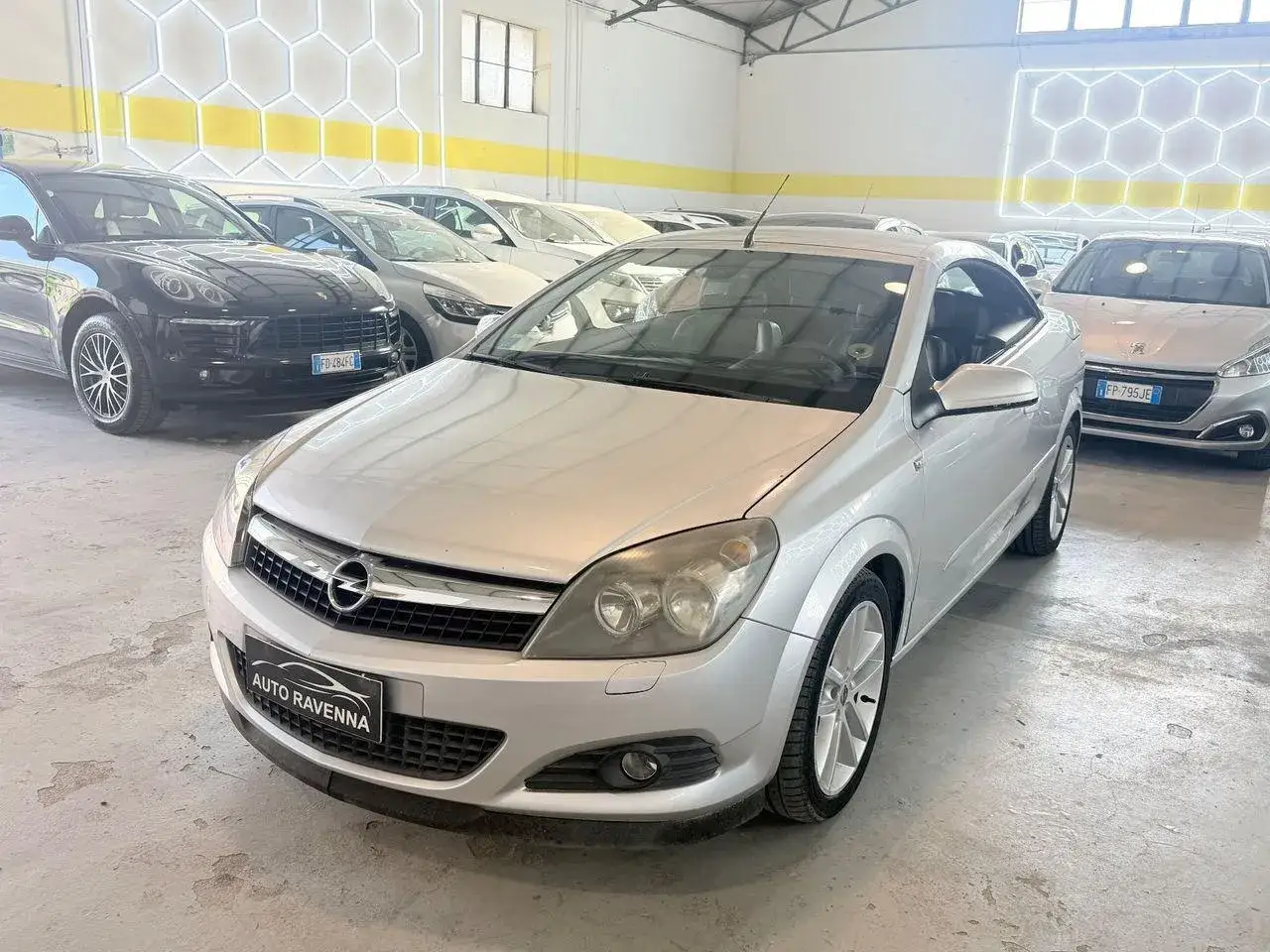 Srebrna Astra H z salonu Auto Ravenna, gotowa na nowe przygody.
