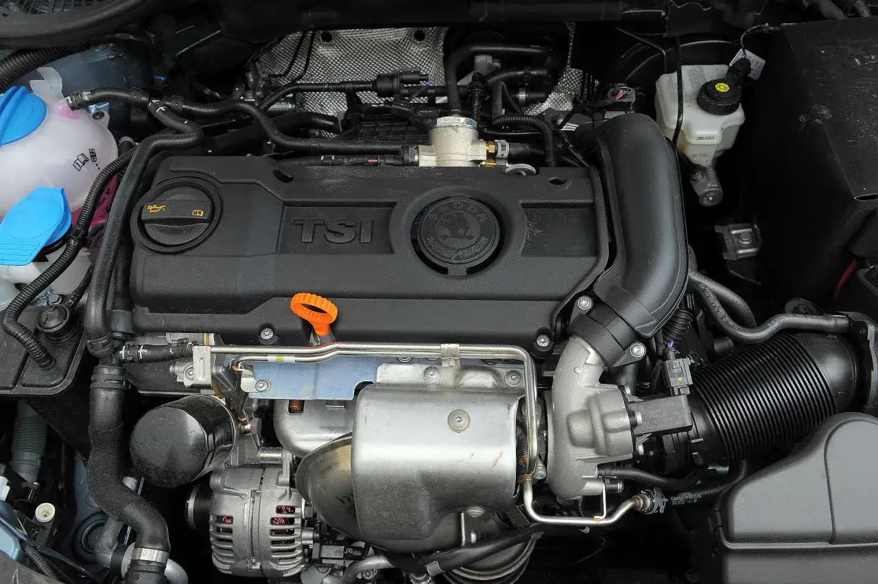 Silnik TSI w Skoda Octavia 2010. Widoczny jest turbosprężarka, przewody i zbiorniczek płynu.
