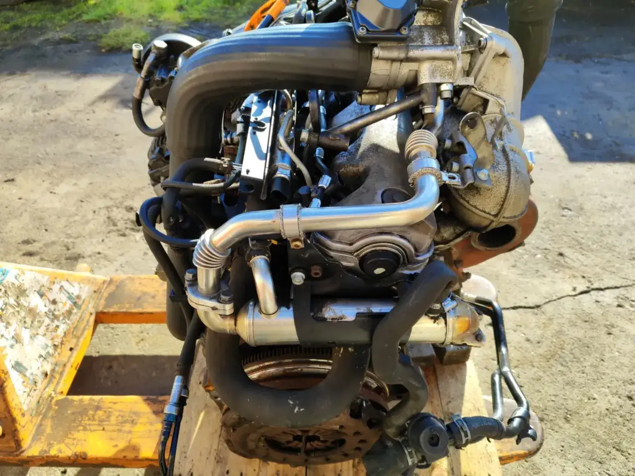 Silnik crafter 2.5 tdi z turbosprężarką i przewodami, gotowy do montażu.