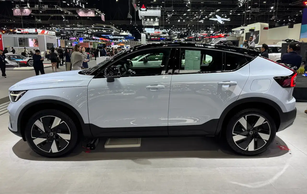 Jasnoszary Volvo C40 Recharge na wystawie motoryzacyjnej.