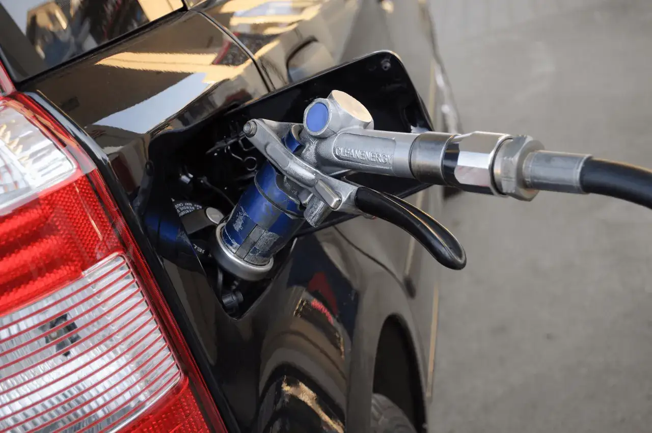 samoch&oacute;d na stacji paliw tankowanie LPG i benzyny