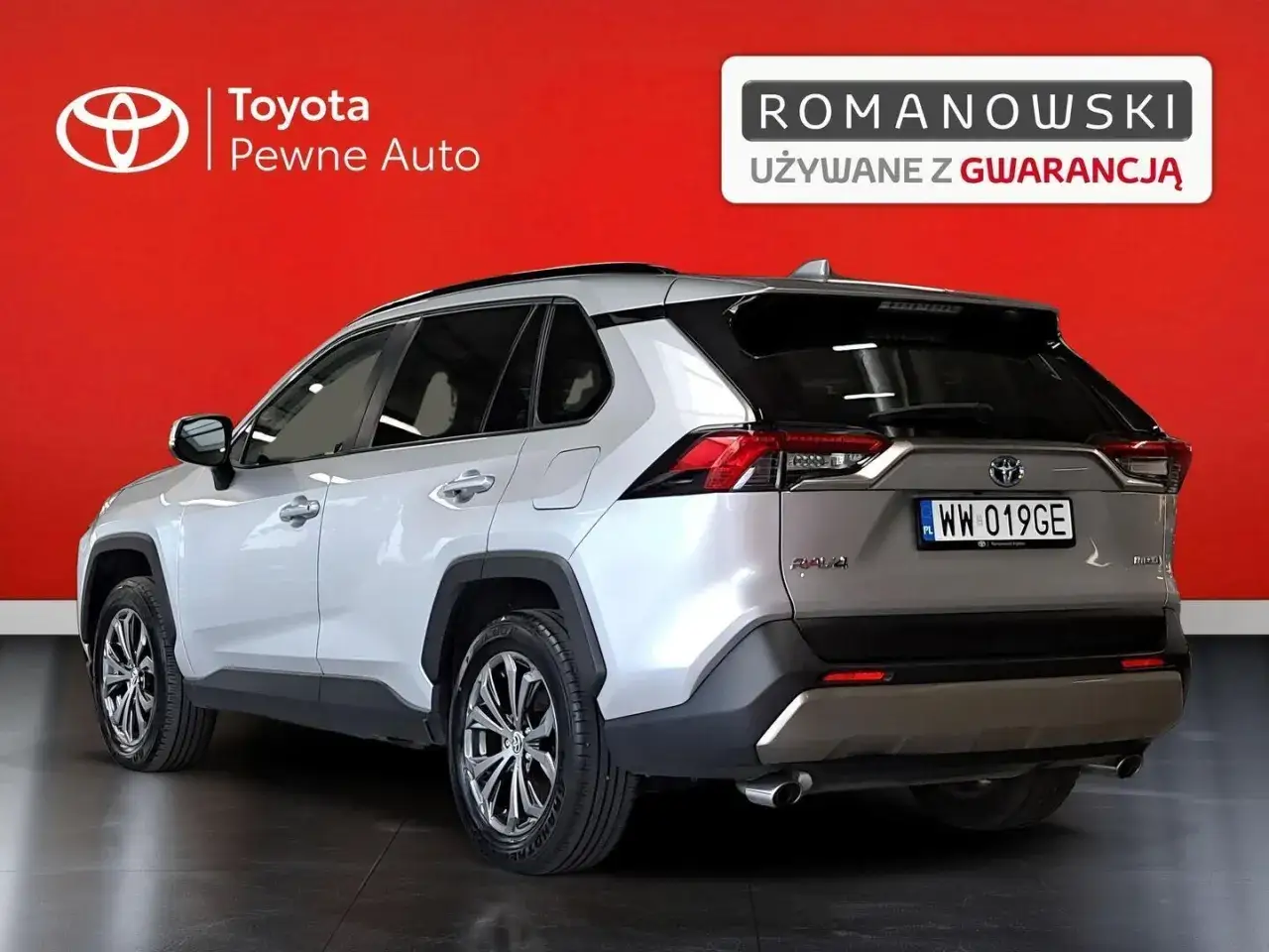 Srebrny, używany Toyota RAV4 z salonu 