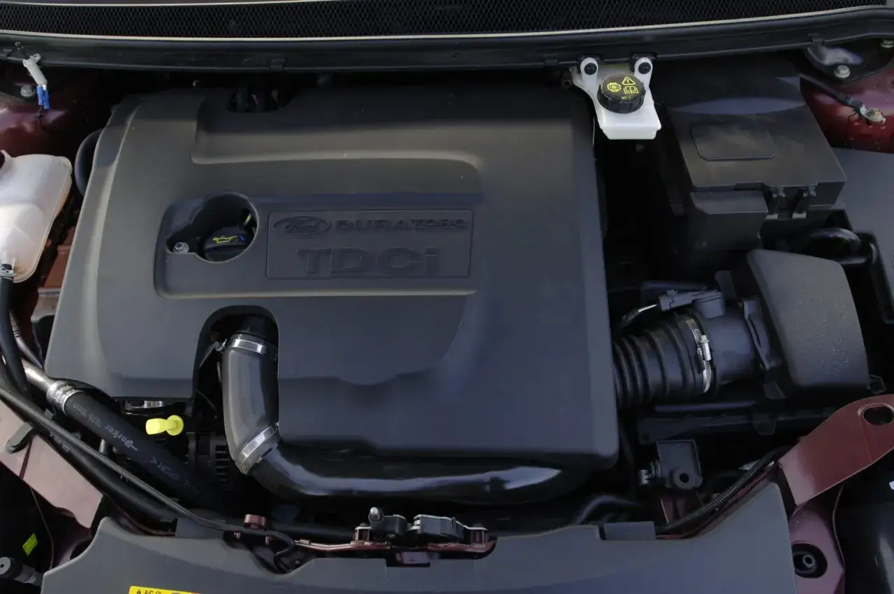 Silnik Ford Focus MK3 1.6 TDCI. Widoczna osłona silnika z napisem