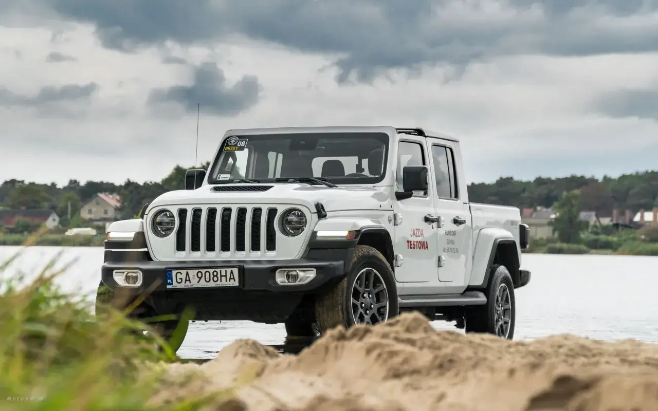 Biały Jeep Gladiator z napisem
