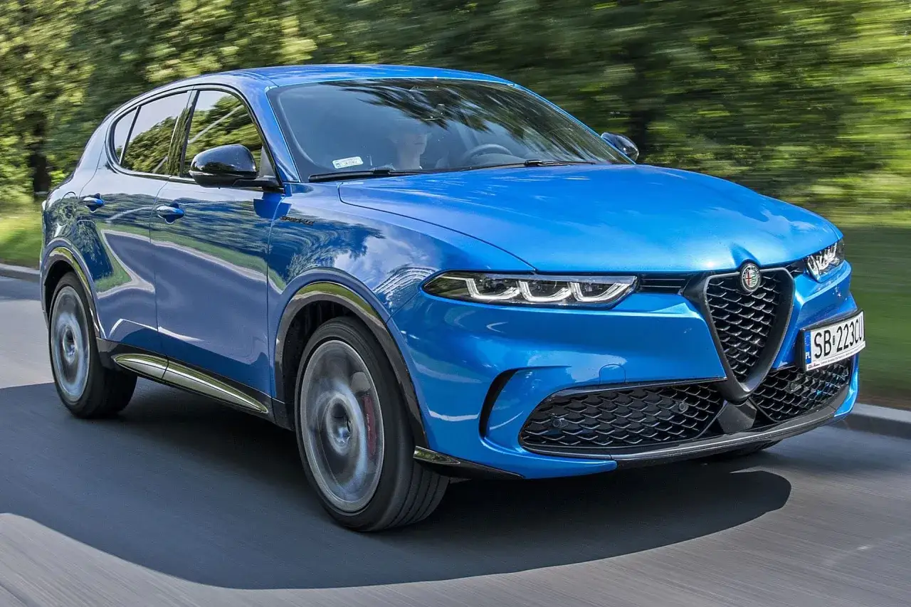 Błękitne Alfa Romeo Tonale w ruchu. Sprawdź aktualną alfa romeo tonale cena i wybierz swój wymarzony SUV.
