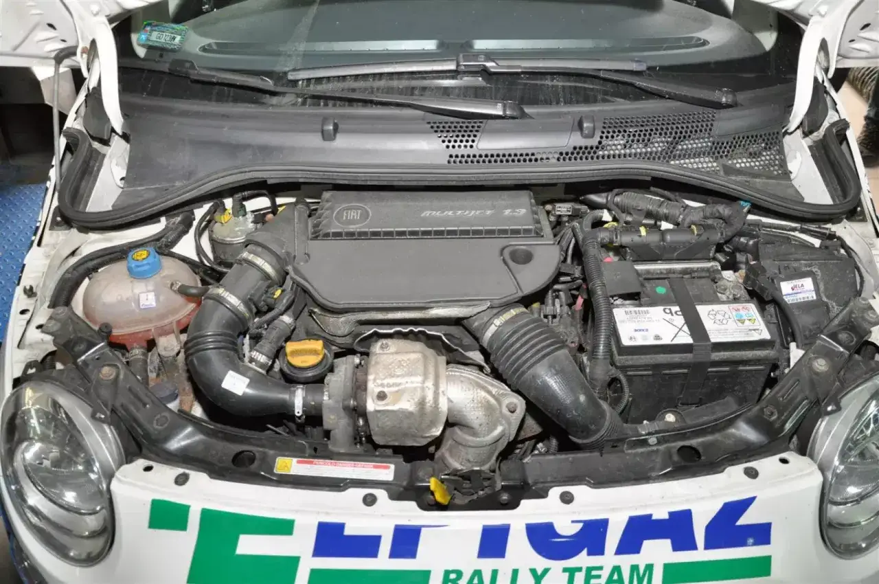Silnik 1.9 JTD w Fiatach, gotowy do akcji. Widać turbosprężarkę i elementy układu dolotowego.