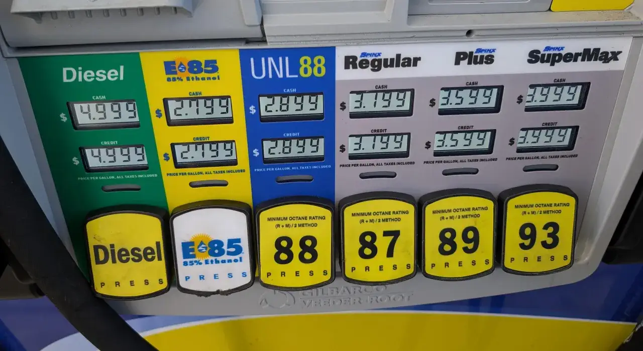 Cena e85 to 2.799 za galon. Dostępne są też Diesel, UNL88, Regular, Plus i SuperMax.