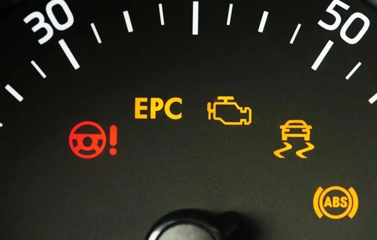 Na desce rozdzielczej świeci się kontrolka EPC, sygnalizując problem z układem sterowania silnikiem. Obok widnieją kontrolki silnika, ESP i ABS.