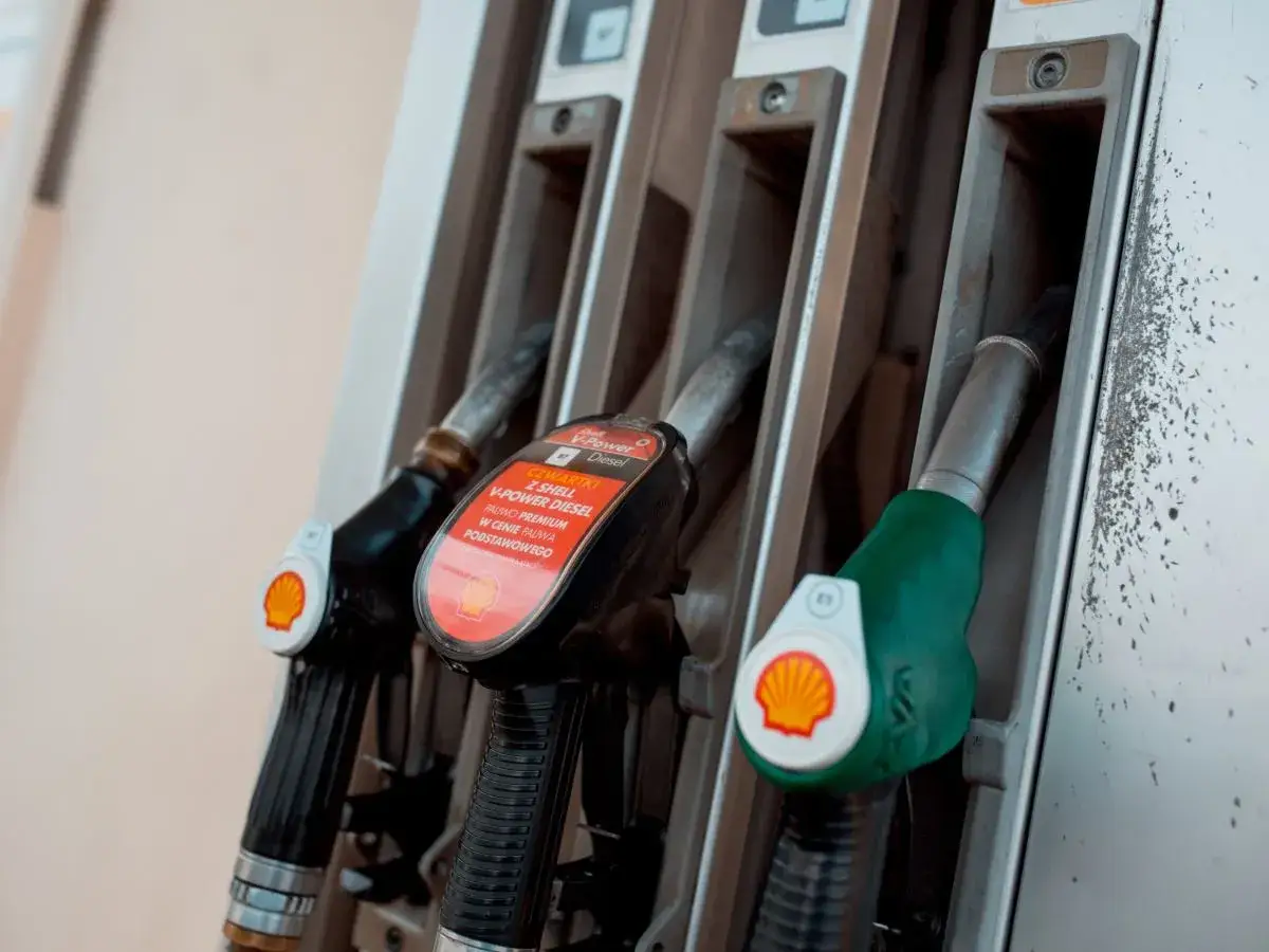 Dwa dystrybutory paliwa Shell V-Power Diesel, jeden z zieloną rękojeścią, gotowe do tankowania.