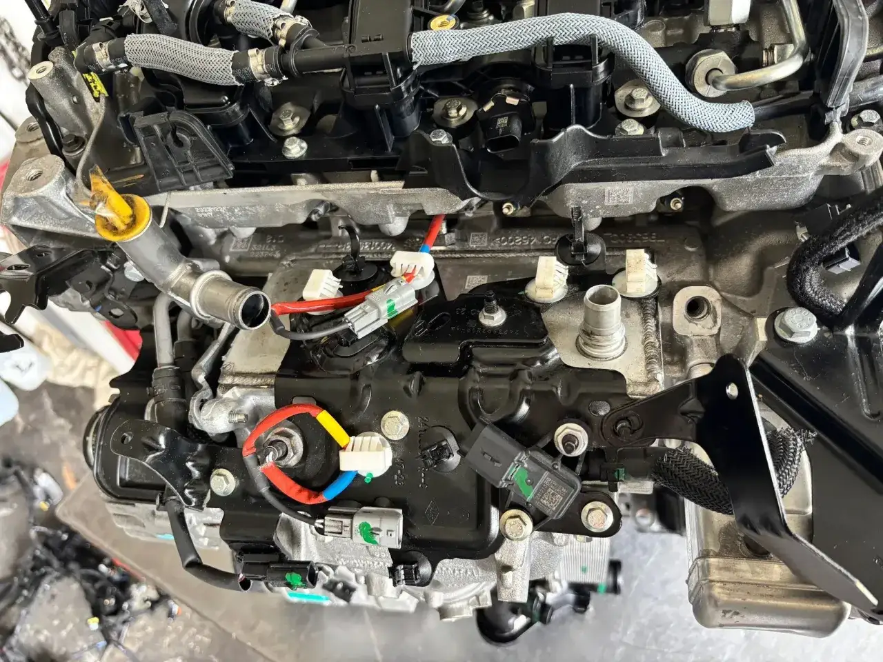 Silnik Opel Vivaro 2.0 CDTI, widok z bliska na elementy układu paliwowego i elektrycznego, przewody i złącza.