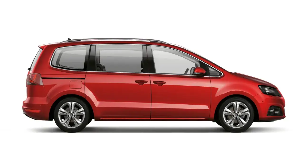 Czerwony Seat Alhambra, przestronny minivan, idealny na rodzinne podróże.