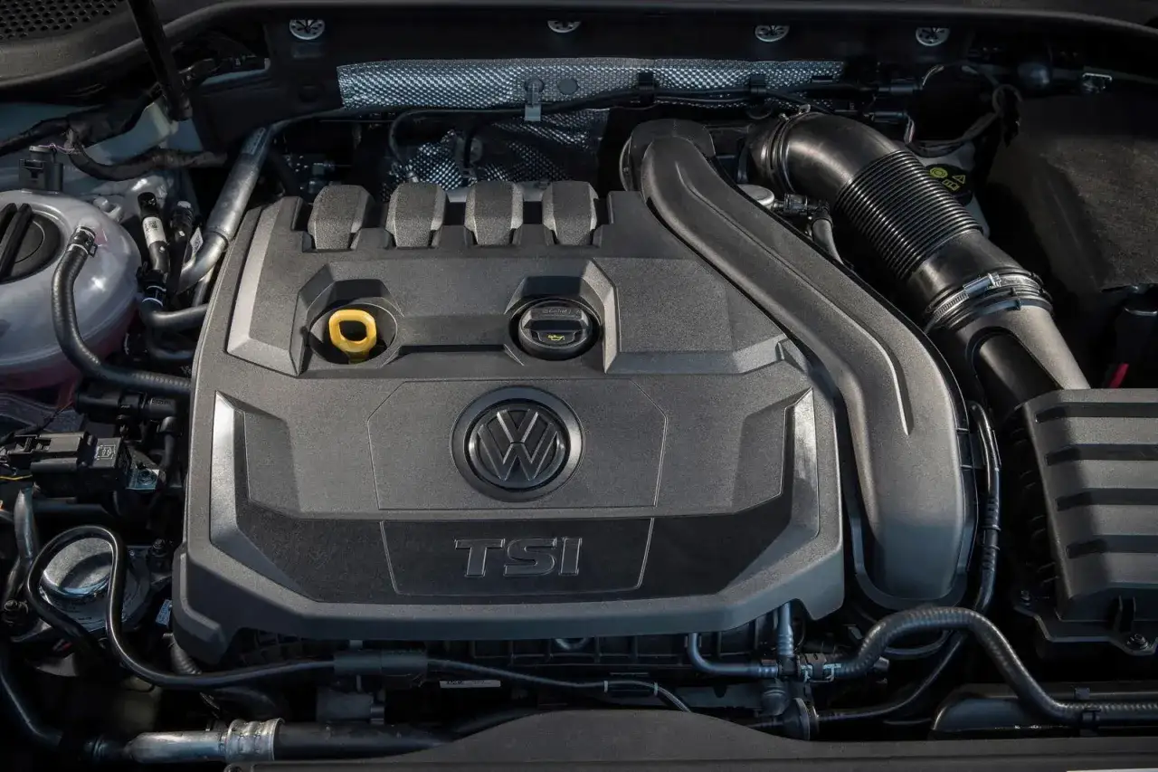 Silnik 1.5 TSI Volkswagena, z widocznym logo i oznaczeniem TSI.