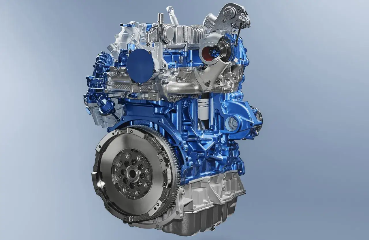 Silnik 2.0 Ecoboost z turbosprężarką i kołem zamachowym, prezentujący niebieskie i srebrne elementy.