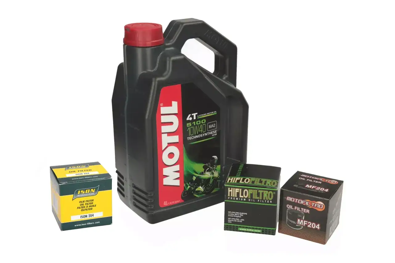 Motocykl z silnikiem i olejem Motul 5100